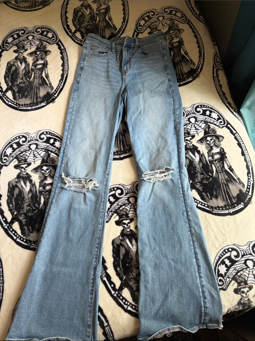 American Eagle Distressed Flared Jeans size 6 X Long